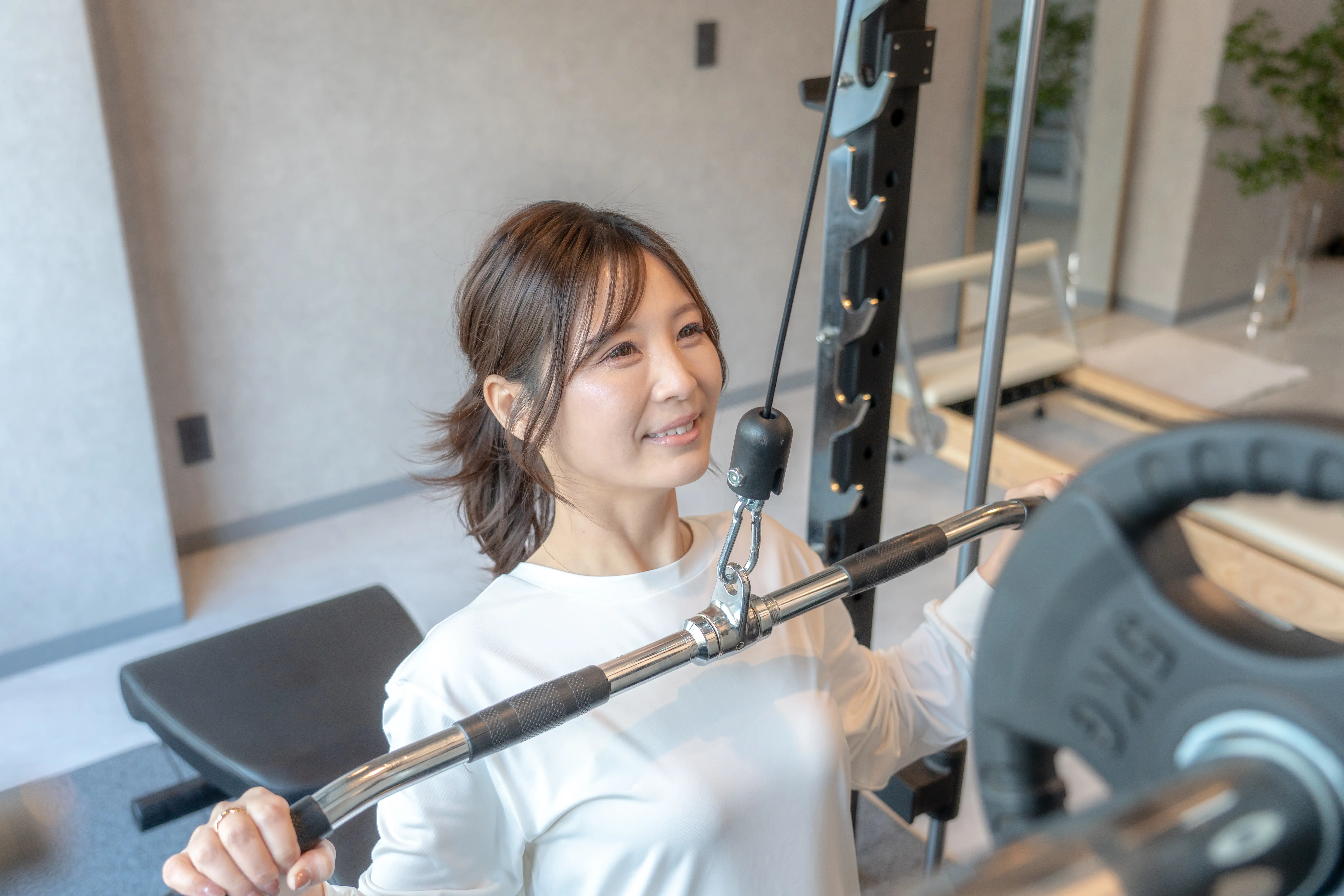 岐阜の女性専用パーソナルジムTuri.で筋力トレーニングを行う様子