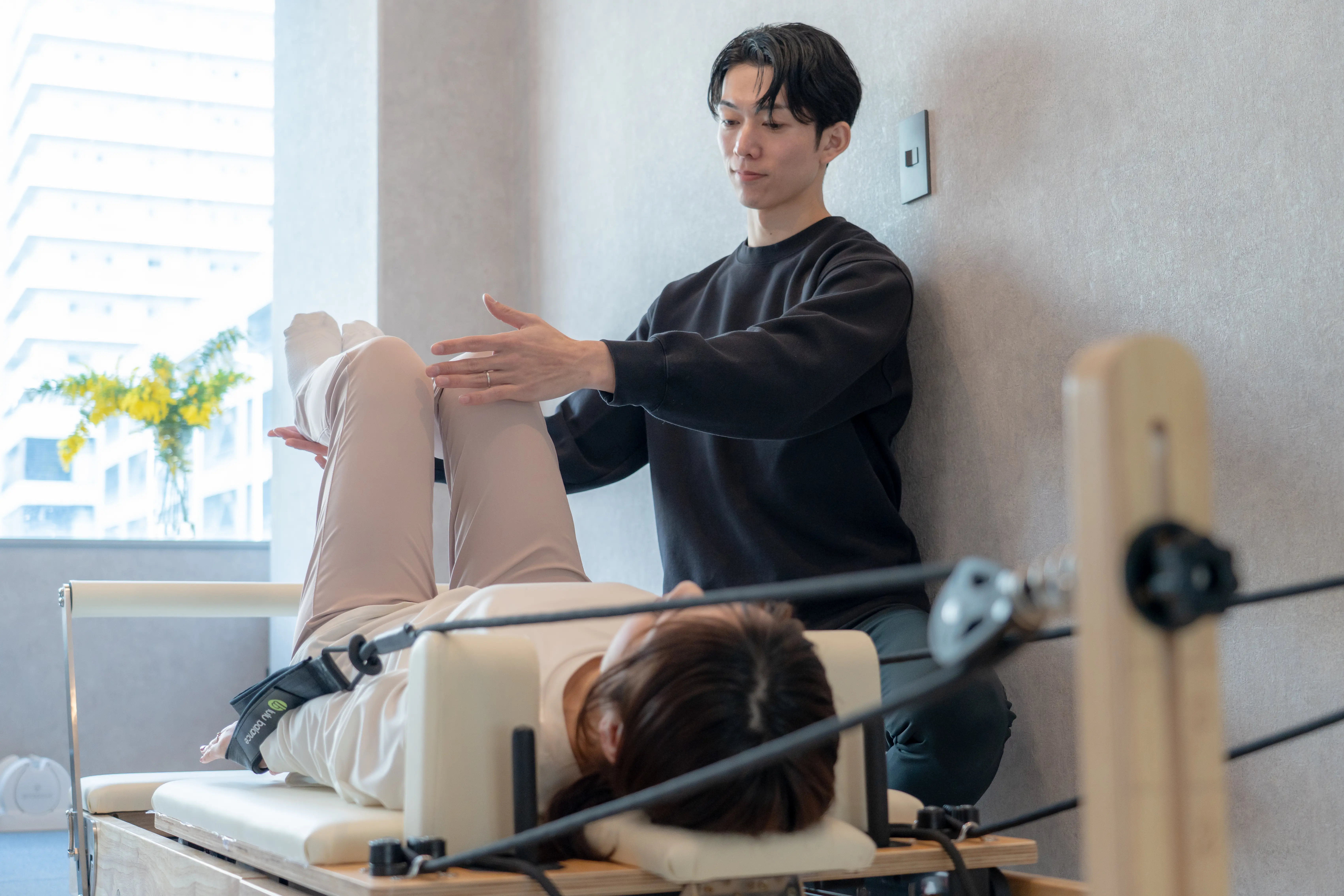 岐阜の女性向けパーソナルジムTuri.で姿勢改善ピラティスを行う様子